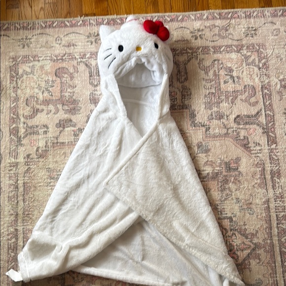 Hello Kitty White and Red Plush Hooded Towel - Picture 1 of 3